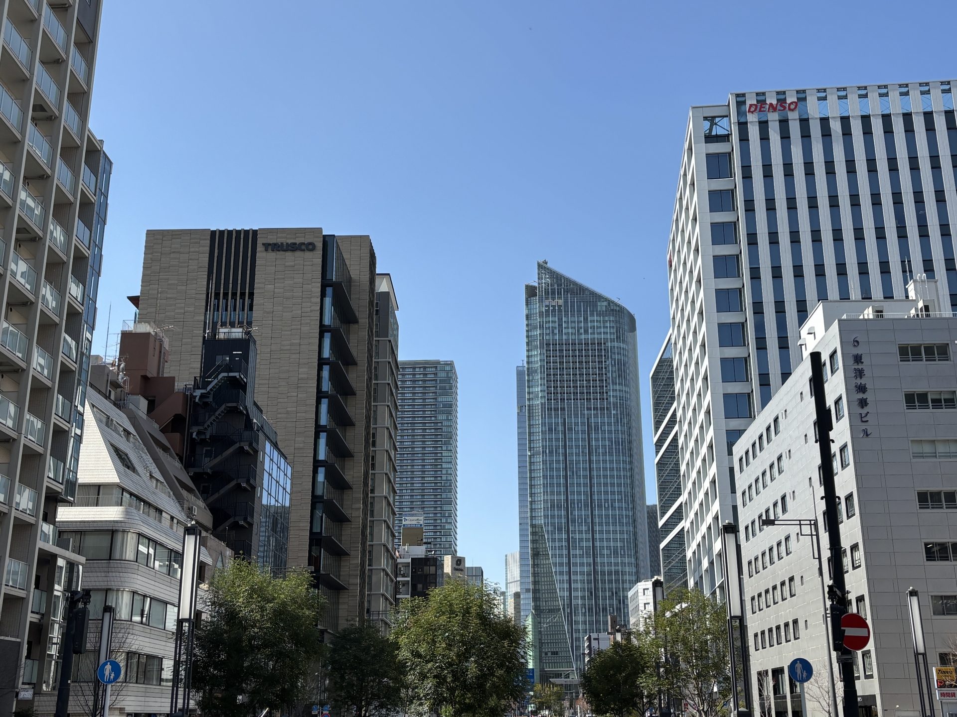 投資用マンション価格がエリア・物件で二極化することを示すイメージ